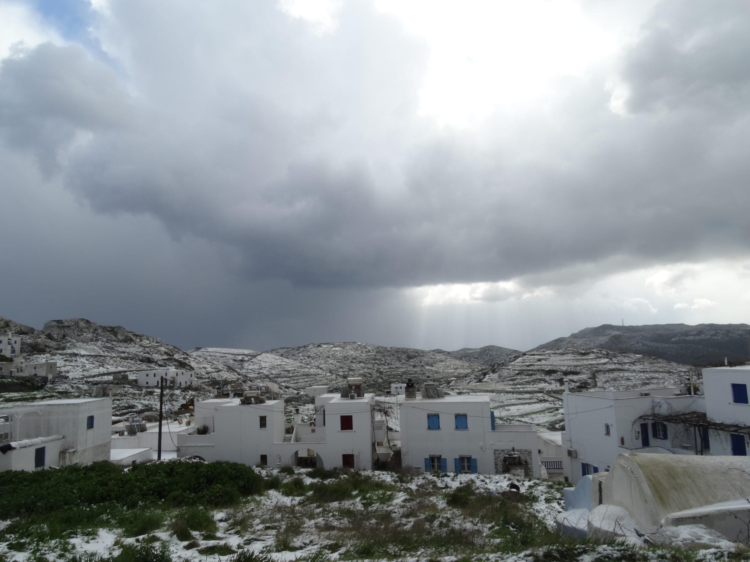 snowing in Chora
